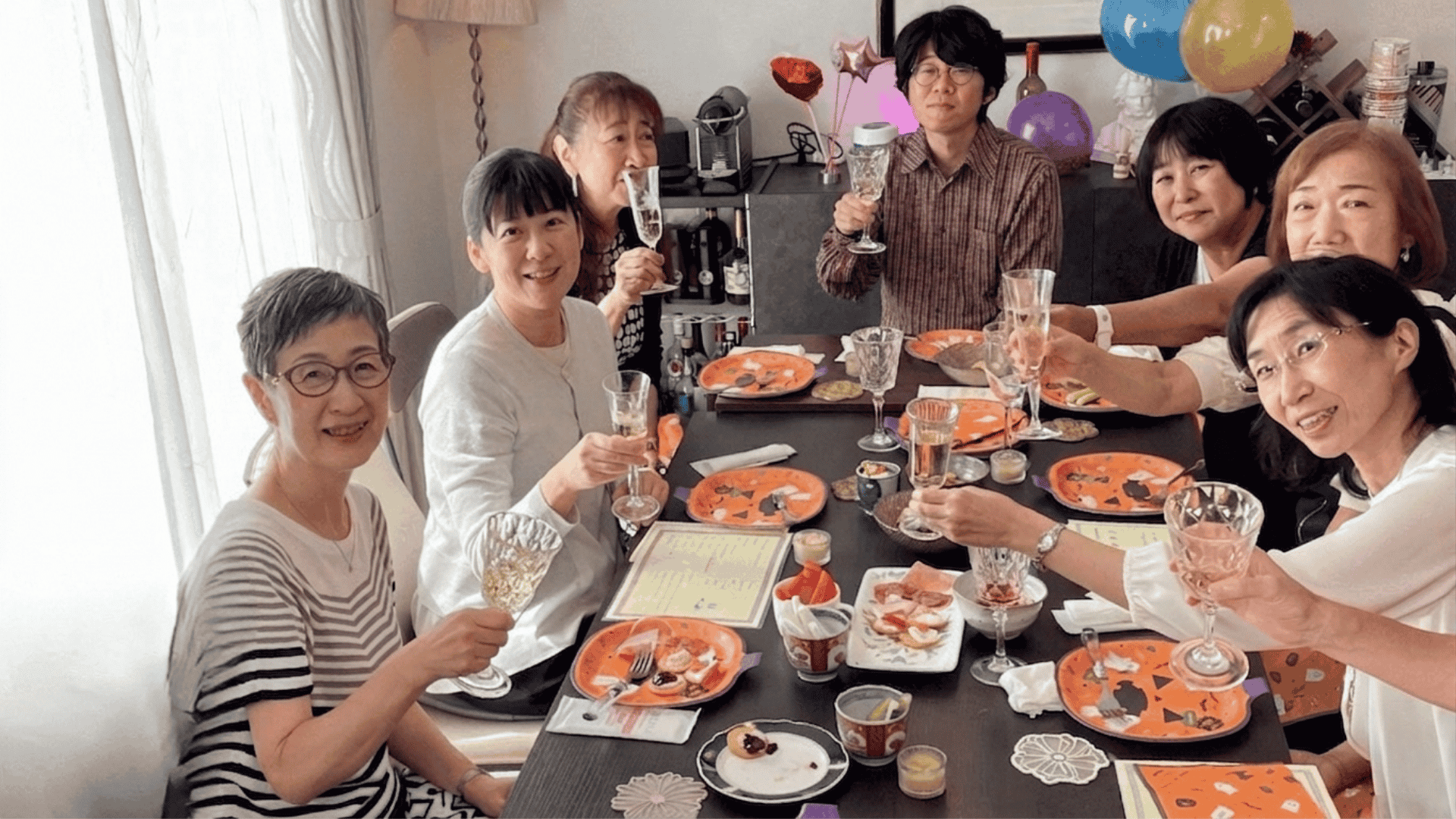 美しい食事とお酒が並ぶサロンでの交流会